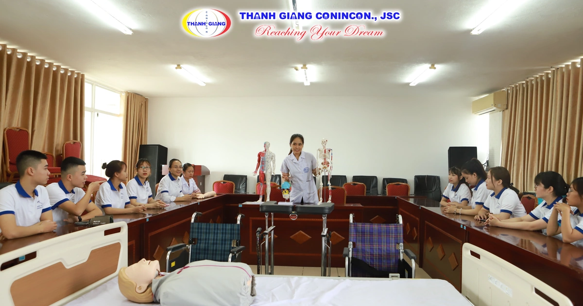 Học viên Thanh Giang học thực hành điều dưỡng trước khi du học nghề Đức