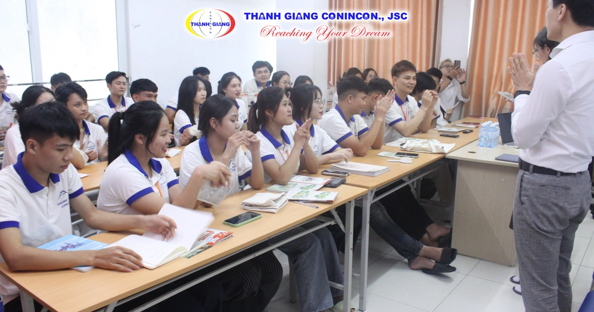 Học viên Thanh Giang nghe chia sẻ trong một buổi tư vấn trên lớp