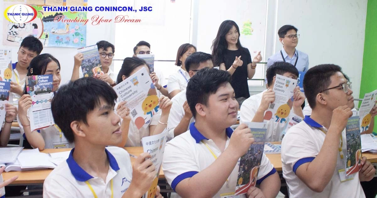 Học viên Thanh Giang tìm hiểu tài liệu của Đại học Văn hóa Trung Quốc