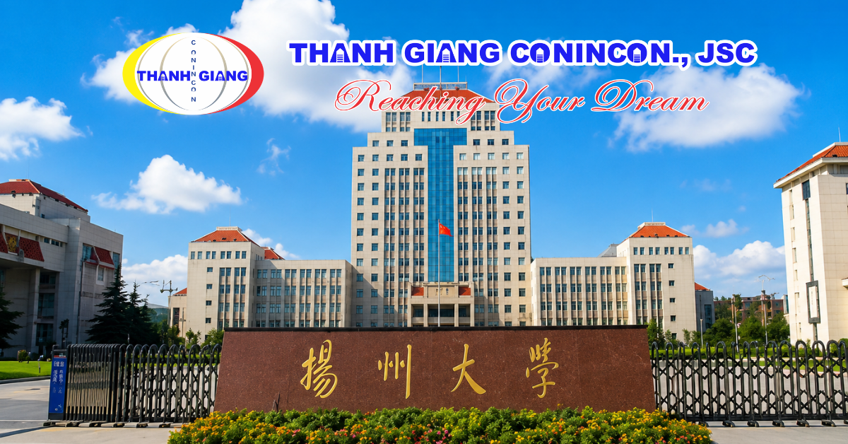 Khối đá khắc tên trường trước tòa nhà chính của Đại học Dương Châu