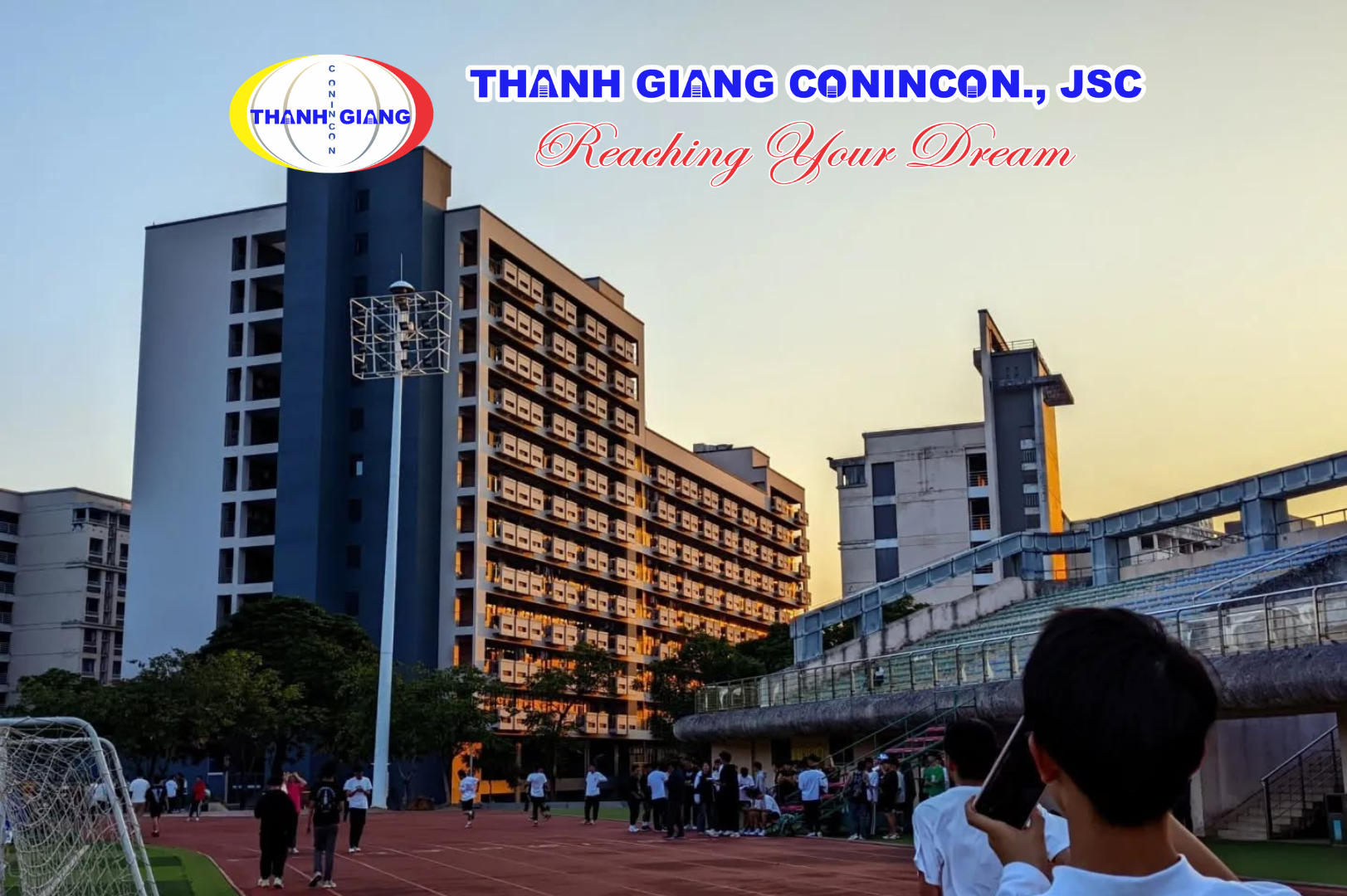 Không khí rèn luyện thể thao tại sân vận động trong Đại học Hoa Kiều