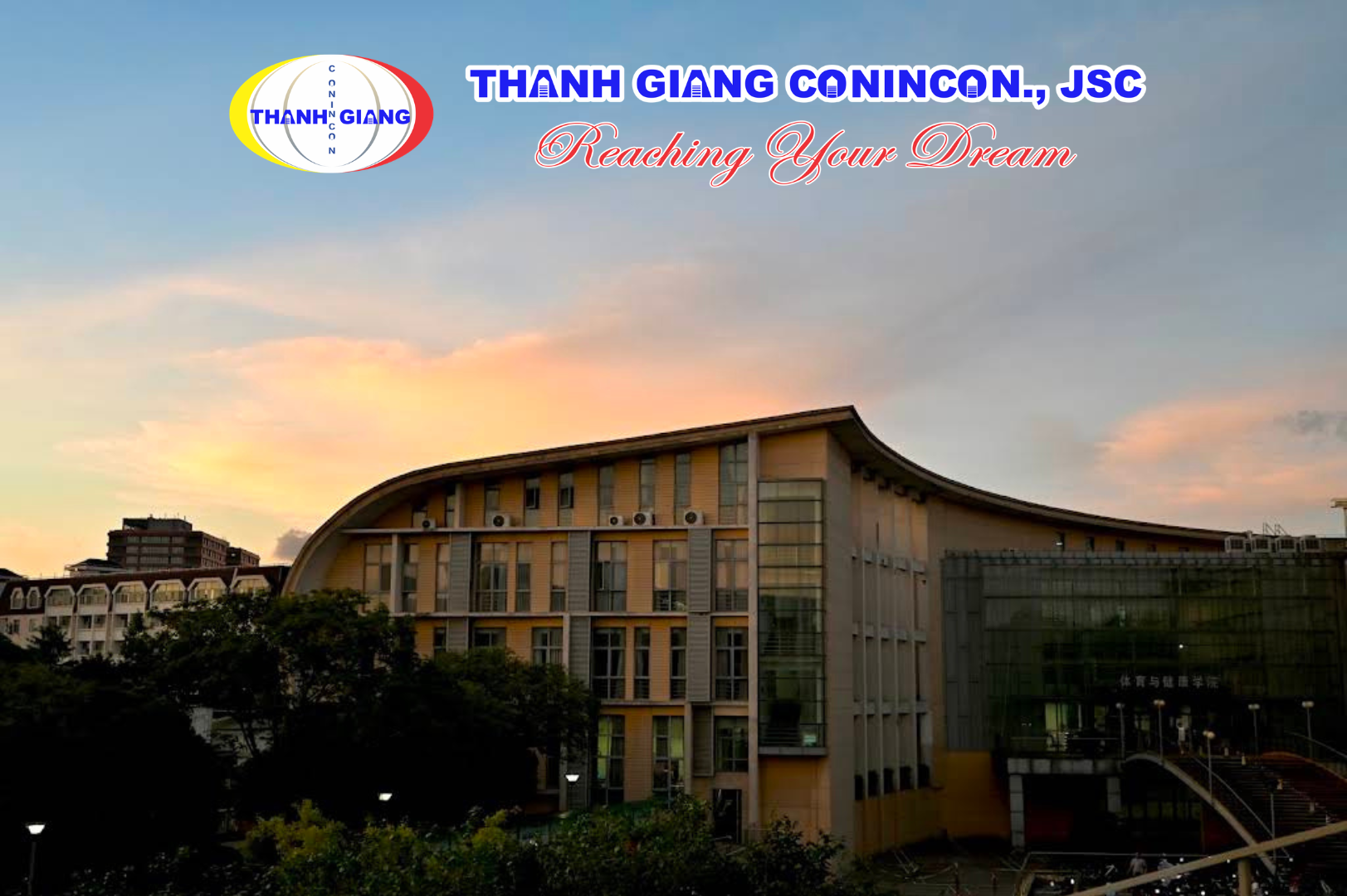 Khung cảnh chiều hoàng hôn bên tòa nhà thể thao Đại học Sư phạm Hoa Đông