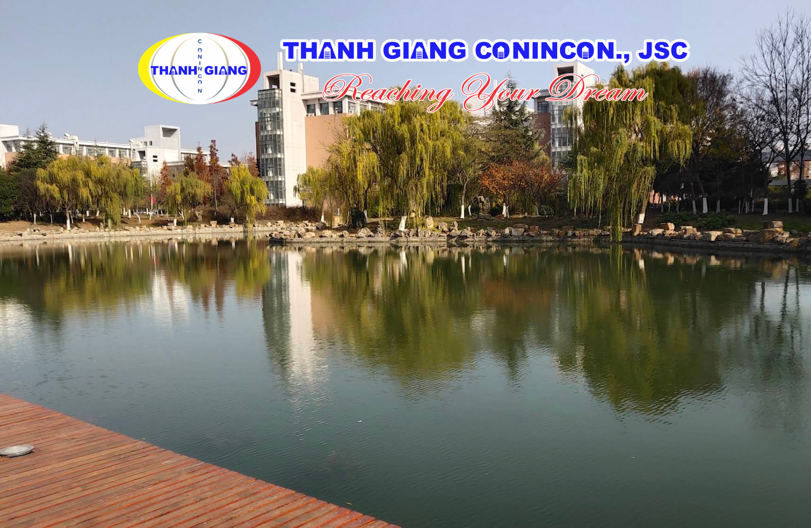 Khung cảnh hồ nước thơ mộng trong khuôn viên Đại học Giang Tô
