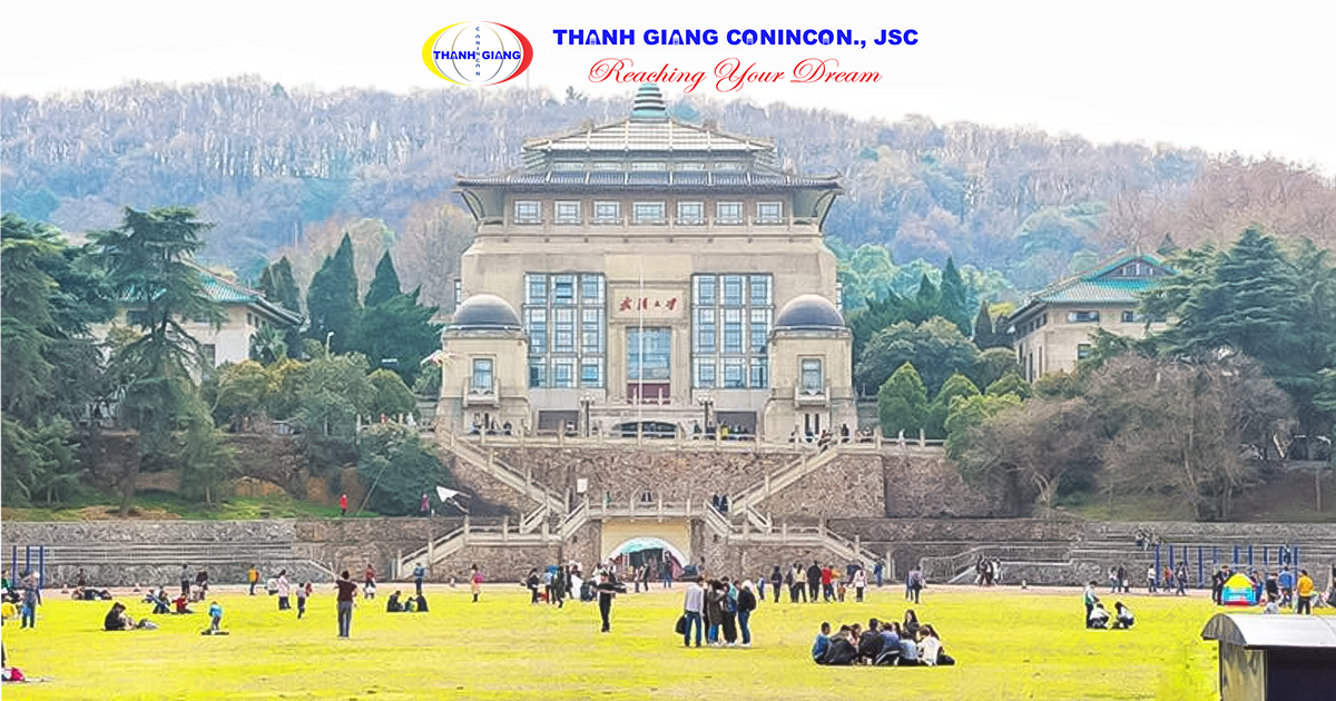 Khuôn viên xanh rộng lớn và các tòa nhà tại Đại học Vũ Hán
