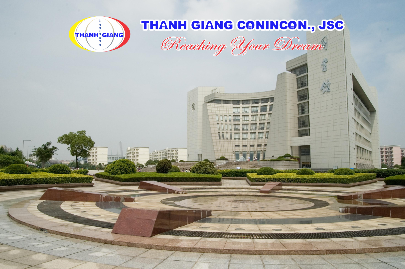 Khuôn viên quảng trường rộng lớn trong Đại học Thượng Hải