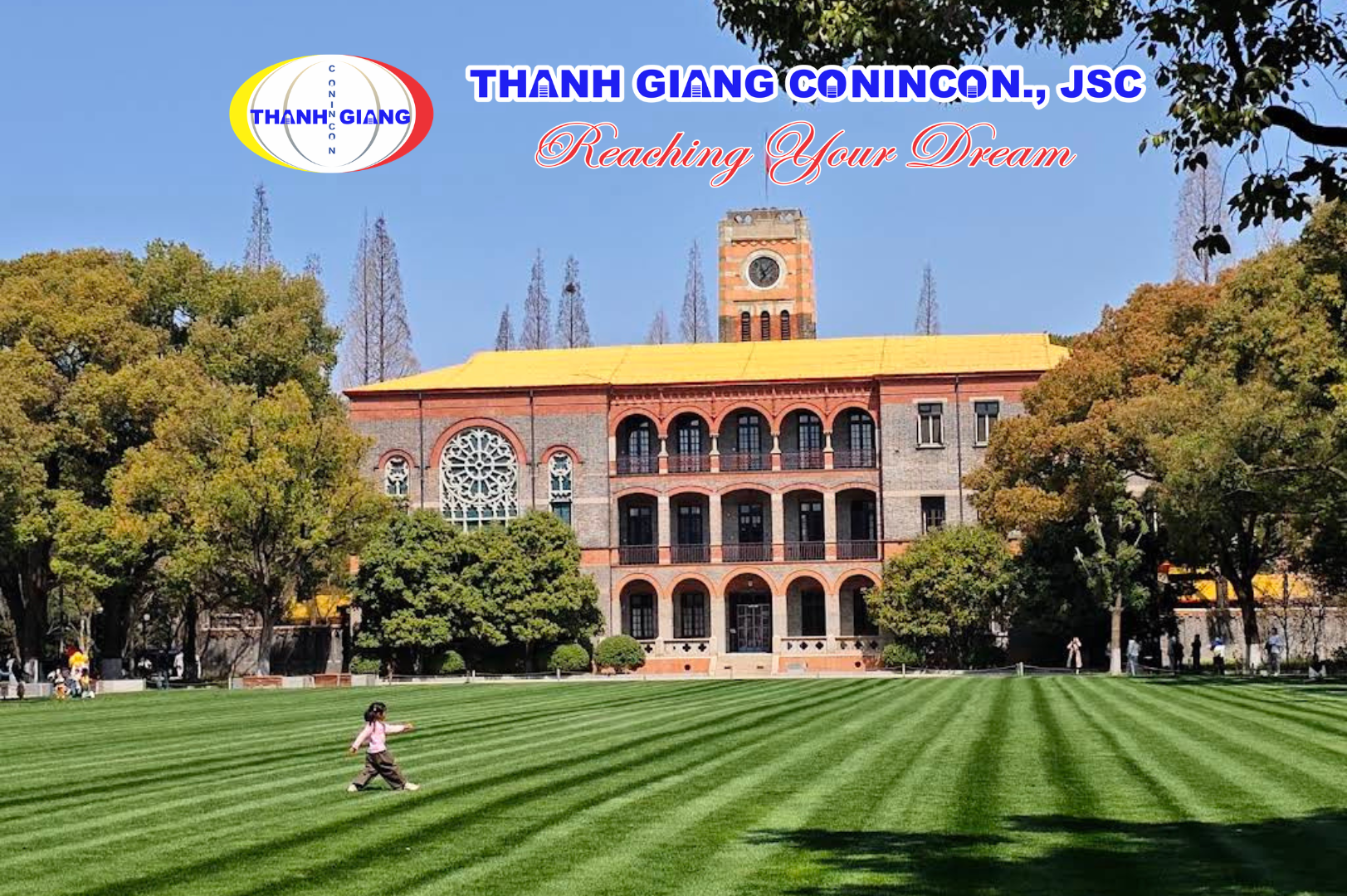 Khuôn viên xanh rộng lớn và tháp đồng hồ tại Đại học Tô Châu