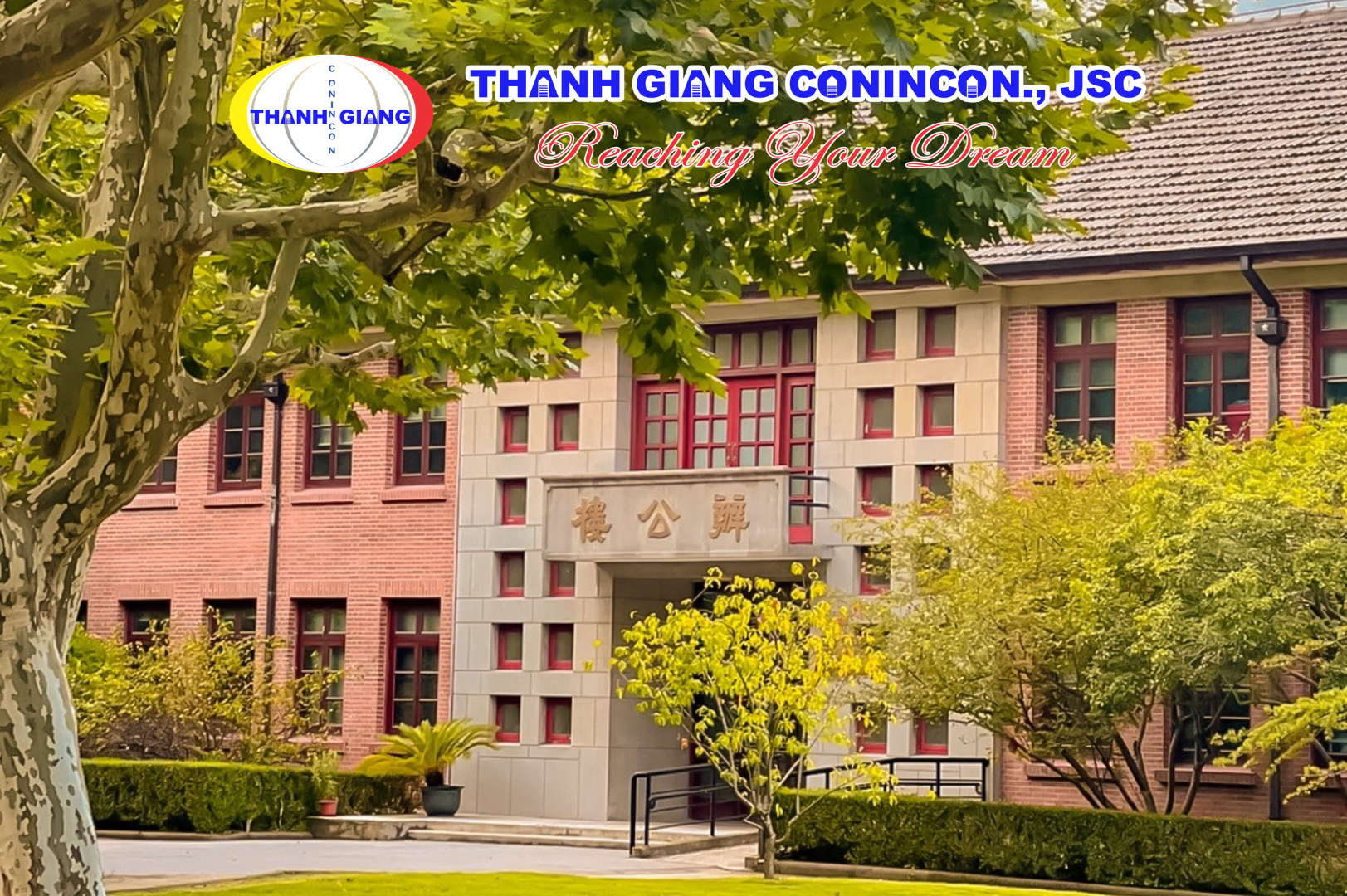 Khuôn viên xanh rợp bóng cây tại Đại học Sư phạm Hoa Đông