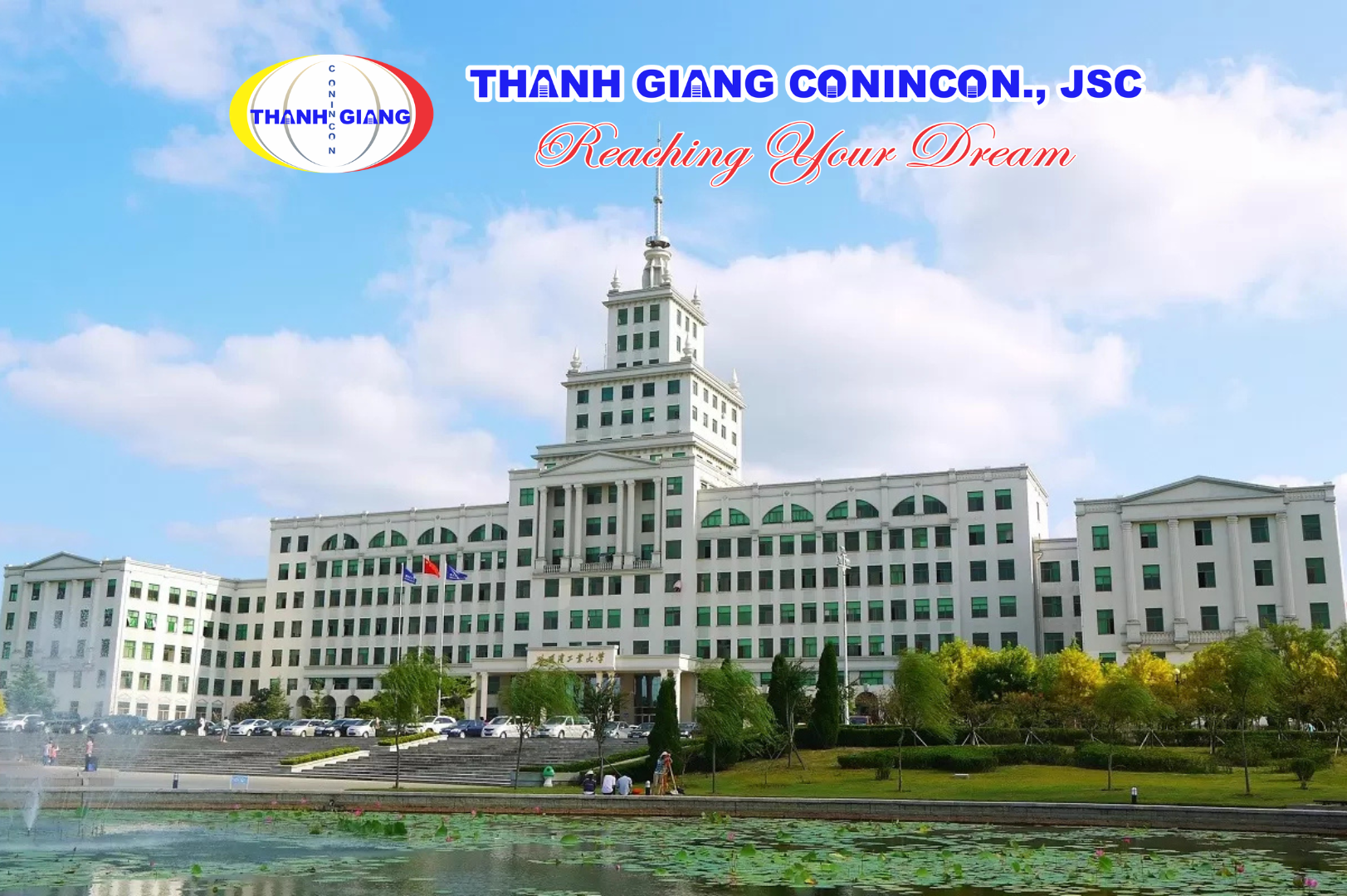Khuôn viên xanh và hồ cảnh quan trước tòa nhà chính Đại học Công nghiệp Cáp Nhĩ Tân