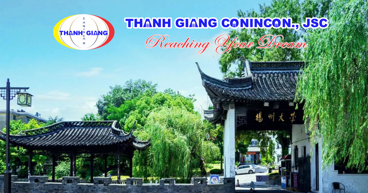 Kiến trúc cổng cổ kính trong khuôn viên xanh Đại học Dương Châu