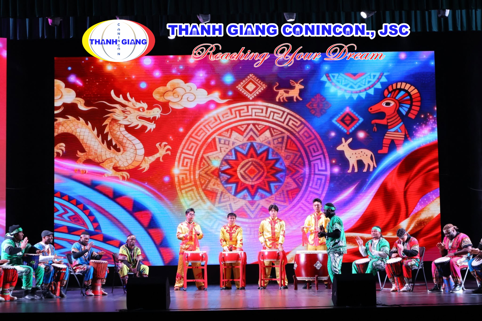 Màn trình diễn trống giao lưu văn hóa Trung - Phi của sinh viên Đại học Sư phạm Chiết Giang