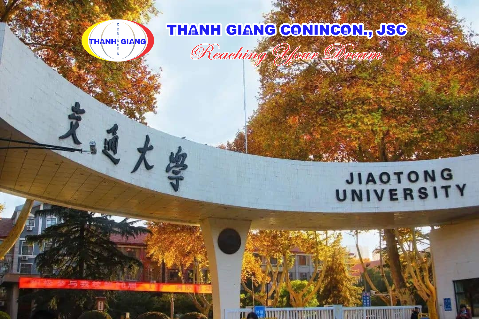 Mùa thu vàng rực rỡ nổi bật trên cổng chính tại Đại học Giao thông Tây An, Trung Quốc