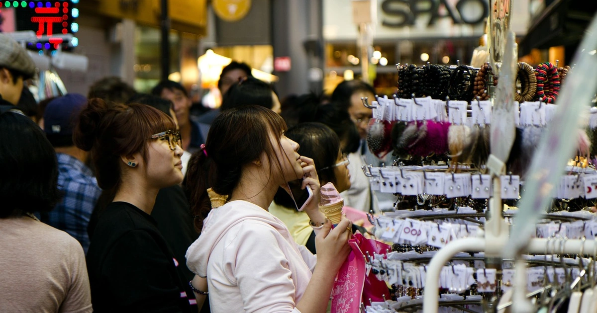 Phố mua sắm đông đúc ở Seoul, nơi du học sinh mua đồ dùng trong 7 ngày đầu