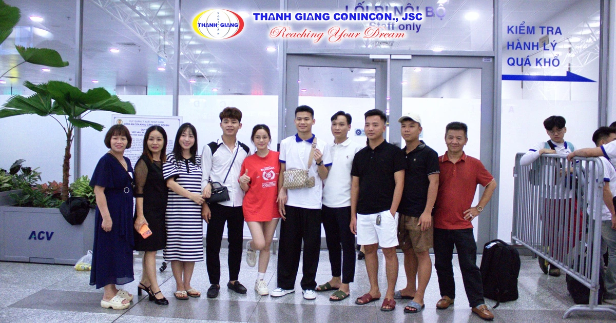 Phụ huynh tiễn con tại sân bay trước khi con xuất cảnh du học