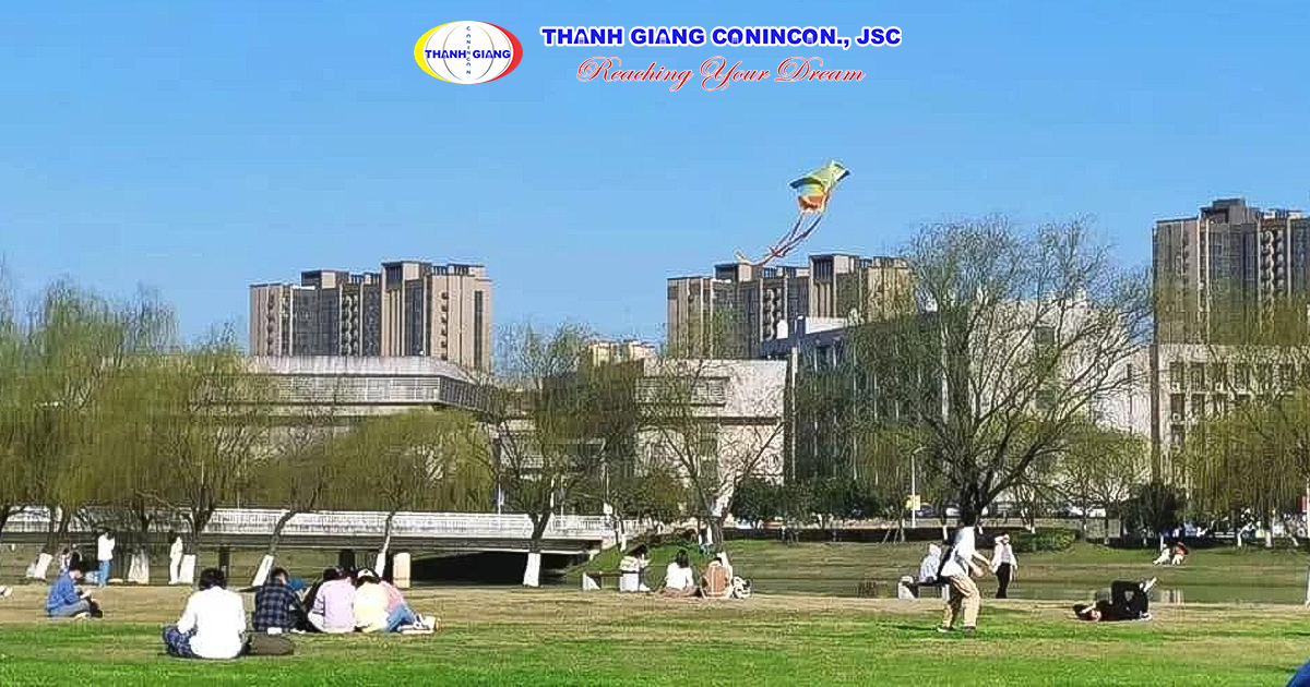 Sinh viên tại khuôn viên mới Đại học Trung Nam