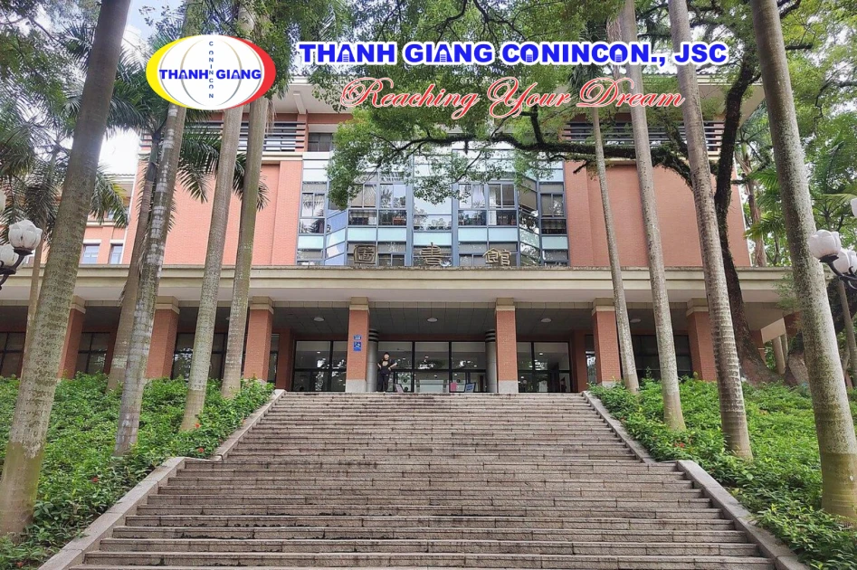 Lối vào tòa nhà của Đại học Trung Sơn