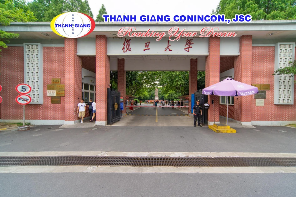 Cổng gạch đỏ truyền thống của Đại học Phúc Đán