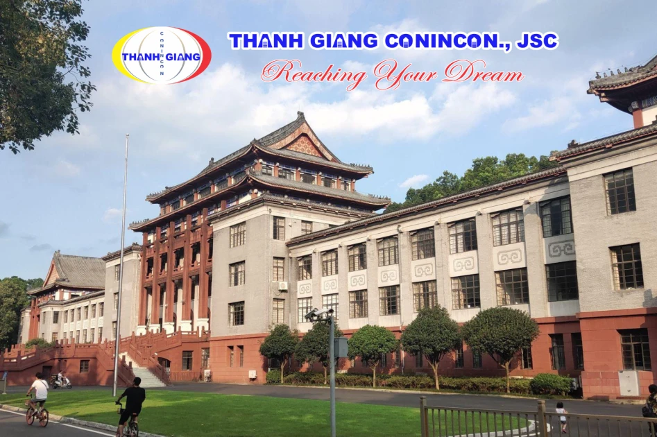 Khuôn viên xanh rộng lớn và tòa nhà lịch sử tại Đại học Tứ Xuyên