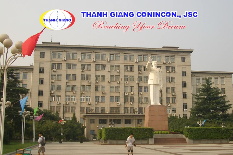 Tượng đài Mao Trạch Đông trươc tòa nhà chính tại Đại học Khoa học Kỹ thuật Hoa Trung