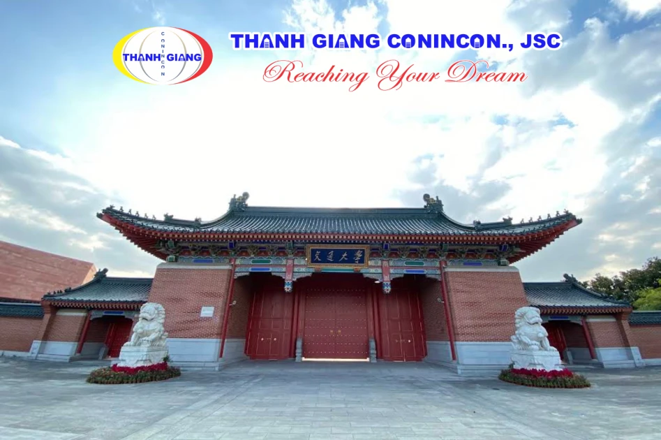 Cổng chính mang phong cách truyền thống tại Đại học Giao thông Thượng Hải