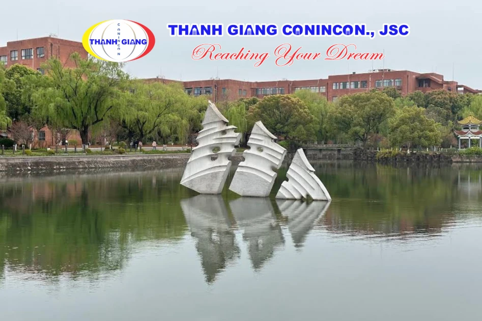 Hồ nước trong khuôn viên Đại học Giao thông Thượng Hải
