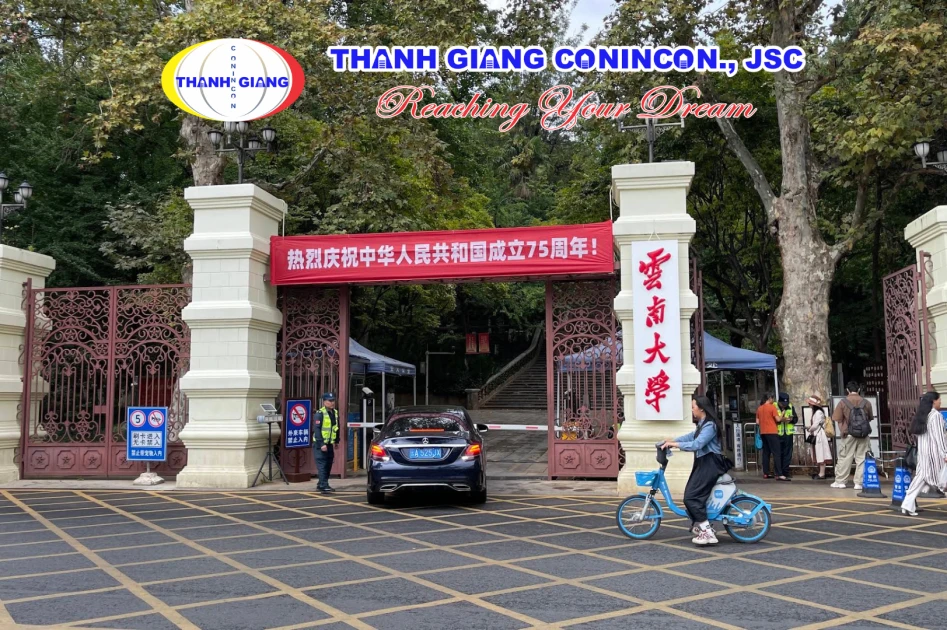 Cổng chính Đại học Vân Nam tại thành phố Côn Minh, Trung Quốc