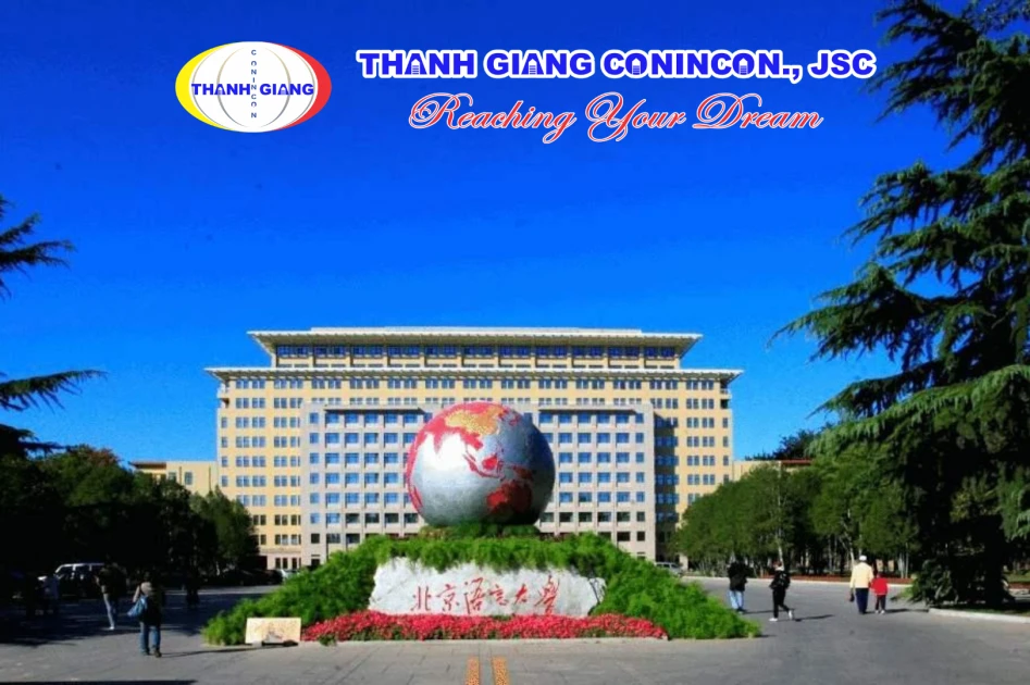 Biểu tượng Quả Cầu trước tòa nhà chính tại Đại học Ngôn ngữ Bắc Kinh