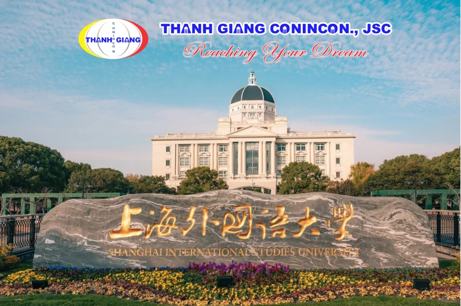 Bảng tên trường bằng đá trước kiến trúc nổi bật của Đại học Ngoại ngữ Thượng Hải