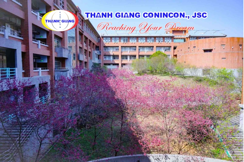 Hoa nở rộ trong khuôn viên Đại học Ký Nam