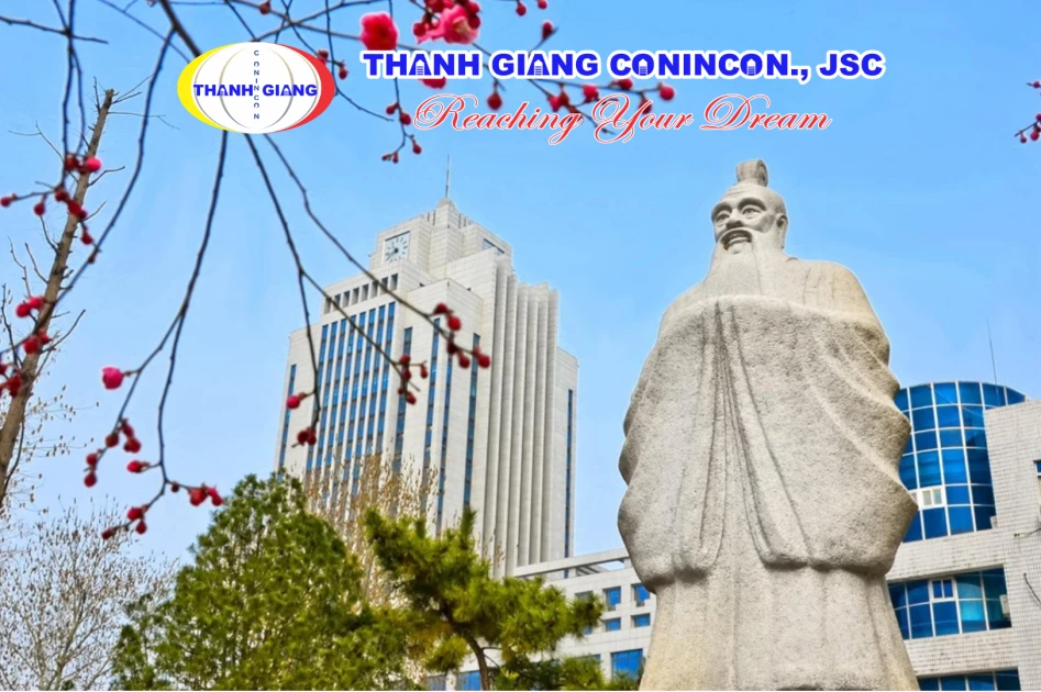 Tượng danh nhân văn hóa Khổng Tử trong khuôn viên Đại học Sơn Đông, Trung Quốc
