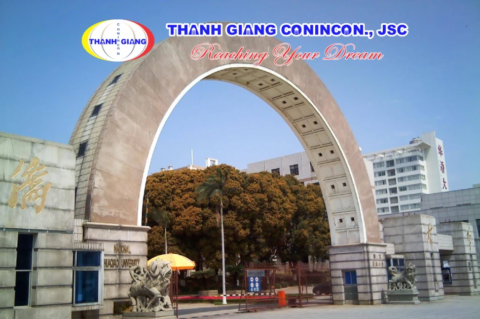 Cổng chính dạng vòm độc đáo của Đại học Hoa Kiều, Trung Quốc