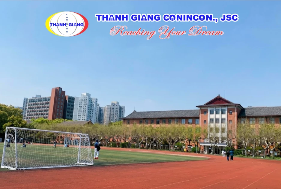 Cảnh quan sân điền kinh ngoài trời trong khuôn viên Đại học Sư phạm Thượng Hải