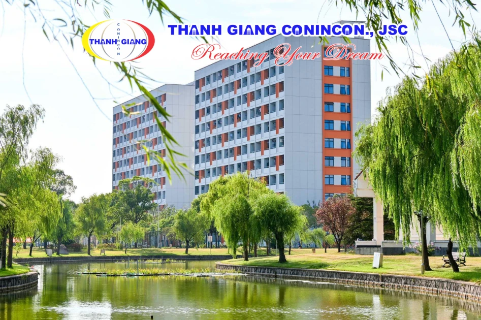 Không gian hồ nước xanh mát trong khuôn viên Đại học Sư phạm Thượng Hải
