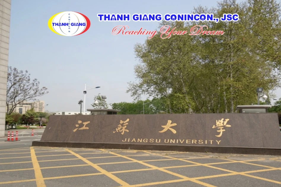 Khối đá khắc tên trường Đại học Giang Tô, Trung Quốc