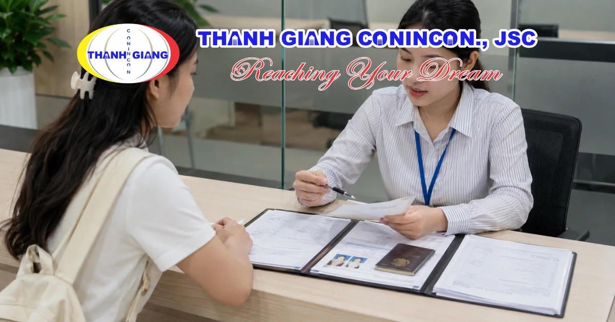 Du học sinh nộp hồ sơ xin visa du học Trung Quốc tại trung tâm tiếp nhận hồ sơ