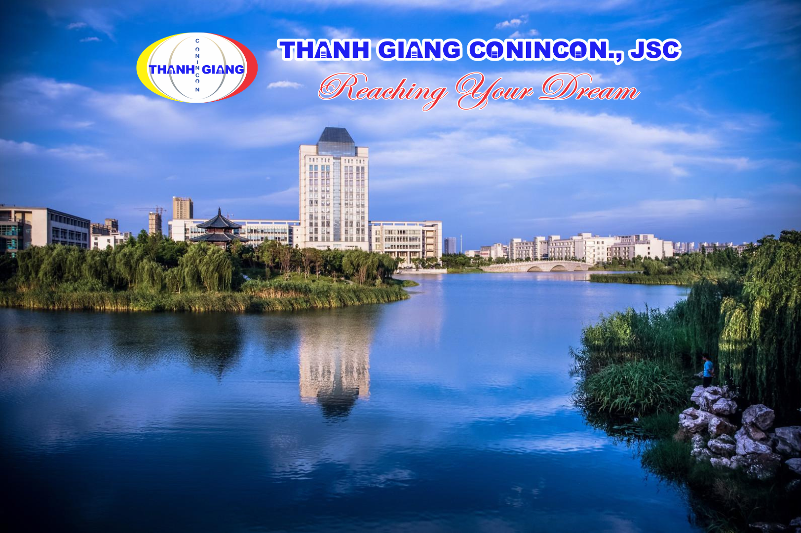 Tòa nhà cạnh hồ nước tại Đại học Giang Nam