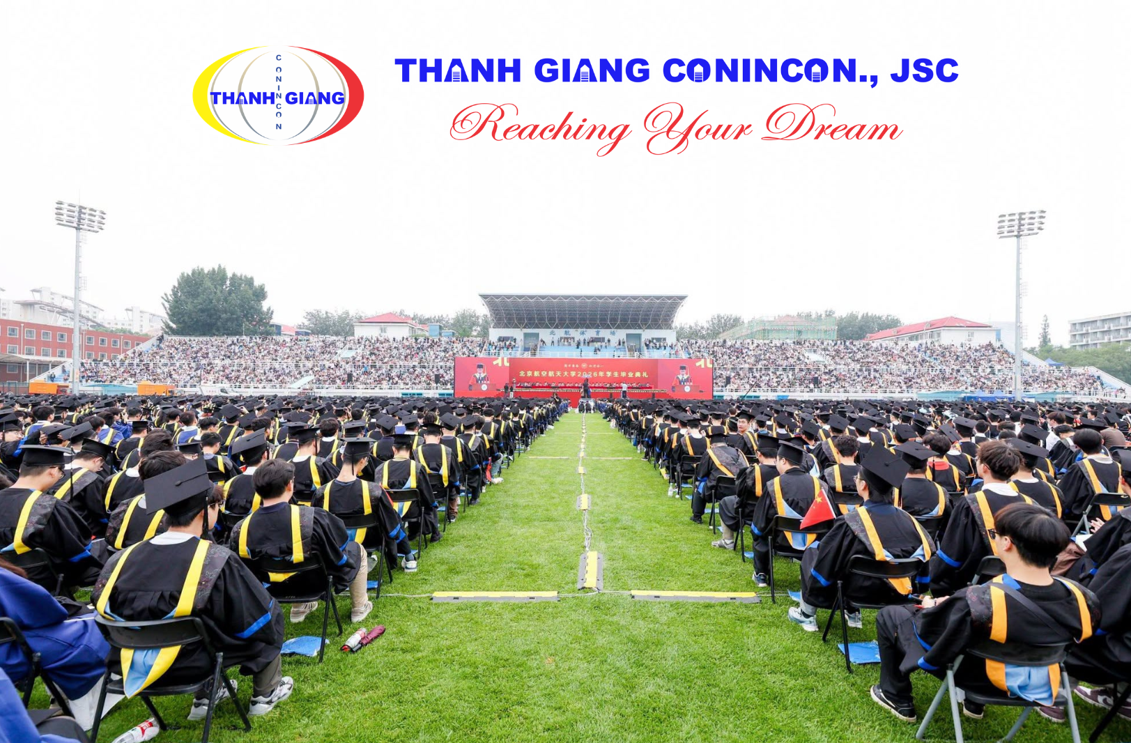 Toàn cảnh Lễ tốt nghiệp ngoài trời tại sân vận động Đại học Hàng không Vũ trụ Bắc Kinh