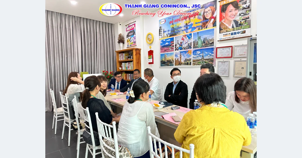 Buổi trao đổi tại văn phòng Thanh Giang