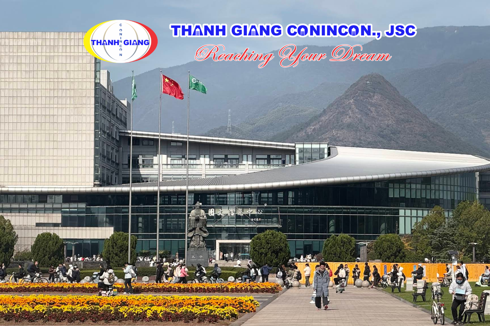 Tượng Khổng Tử trước tòa nhà chính Đại học Sư phạm Chiết Giang